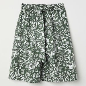 H&M knee length skirt with elastic waist.